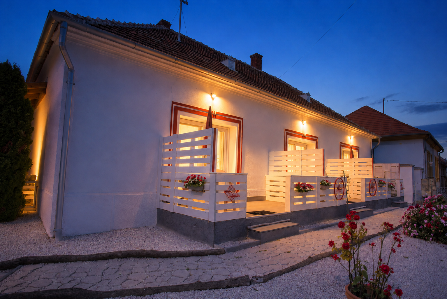 Blühende Terrassen im Abendlicht
